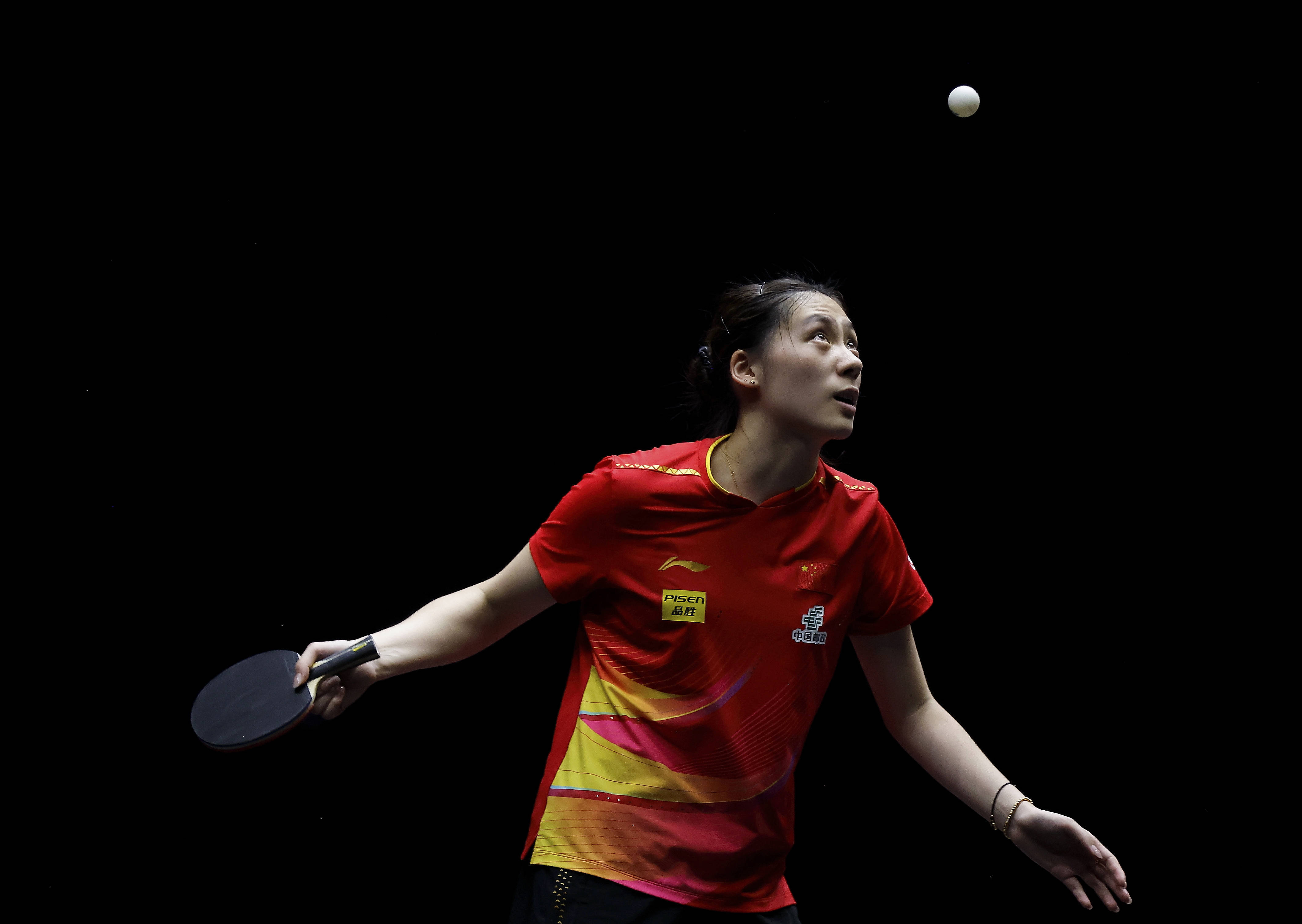 由前锋将球 由前锋将球